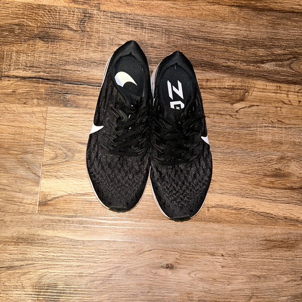 Size 8 Nike Zoom in black with white swoosh.